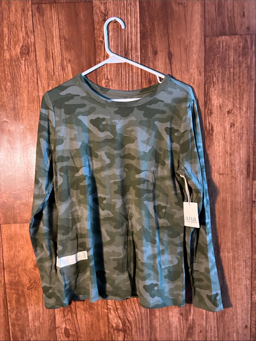 NWT a.n.a Men's Long Sleeve Camo Tee in Green
